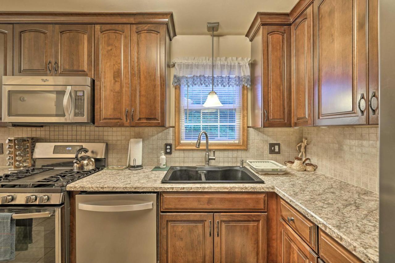 Spacious Tobyhanna Home With Lake Access And Fire Pit! Exterior foto