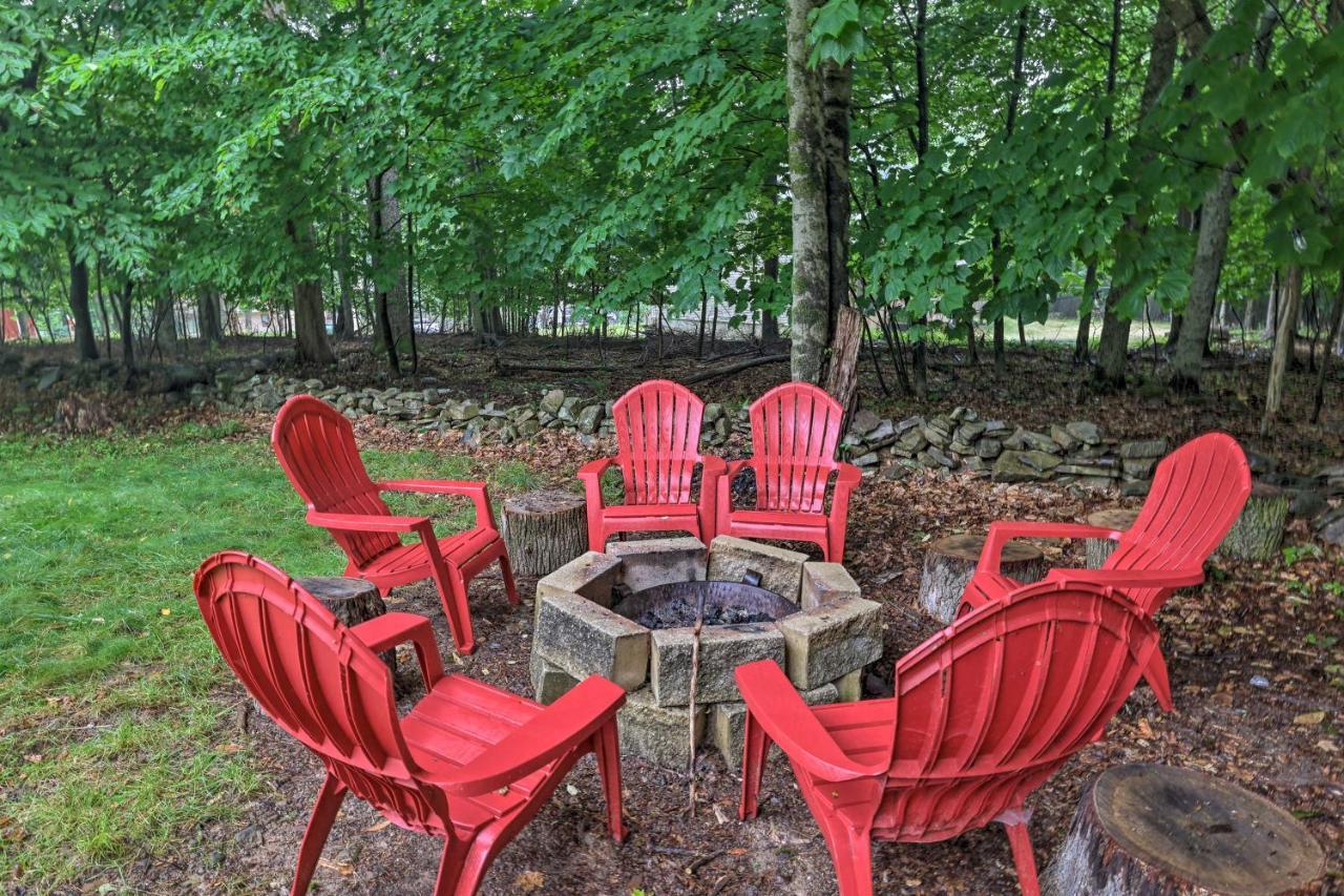 Spacious Tobyhanna Home With Lake Access And Fire Pit! Exterior foto